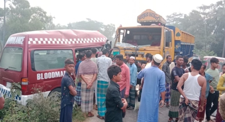 ব্রাহ্মণবাড়িয়ায় দুর্ঘটনার কবলে অ্যাম্বুলেন্স, চালক নিহত